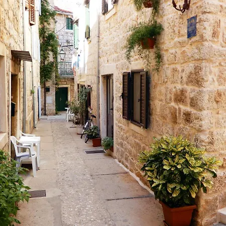 Primorac * Stari Grad (Hvar)